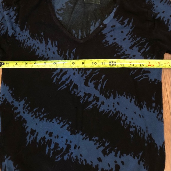 Lavena abstract blue thunderbolt sweater - Picture 9 of 10